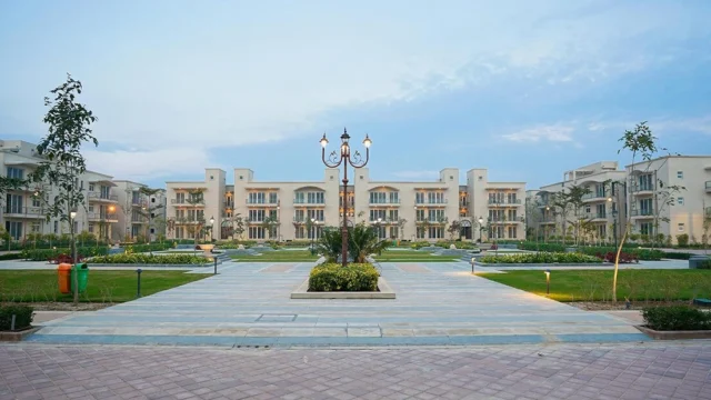 Lutyens-style low-rise independent floors with landscaped central garden at BPTP Amstoria Gurugram