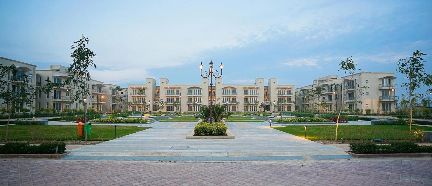 Lutyens-style low-rise independent floors with landscaped central garden at BPTP Amstoria Gurugram